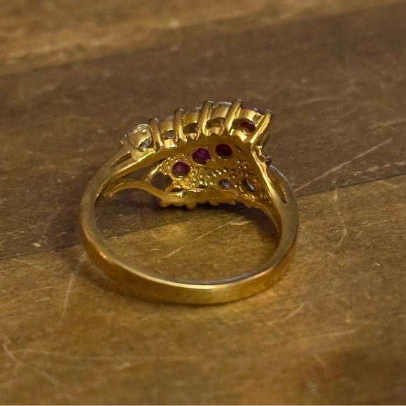 Vintage gold tone clear and purple gemstone ring - Picture 7 of 8